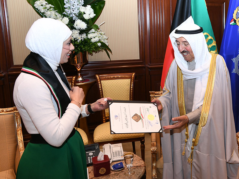 اضغط لمشاهدة الصور: أمير الكويت يستقبل محاربة السرطان شيماء العيدي